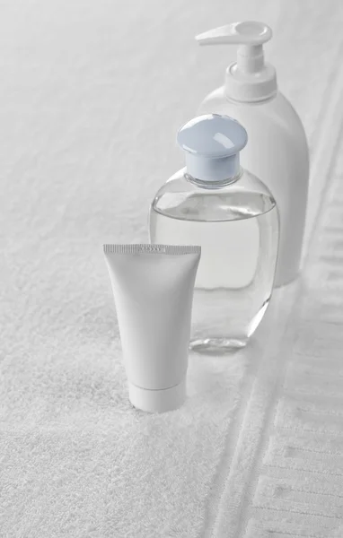 Due bottiglie e tubo su asciugamano bianco — Foto Stock