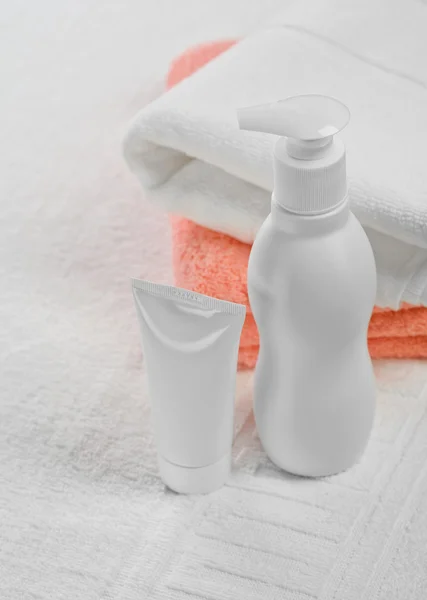 Biały i różowy ręczniki rury i butelki — Zdjęcie stockowe