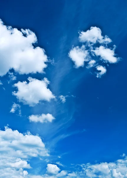 Nubes escasas en el cielo azul — Foto de Stock