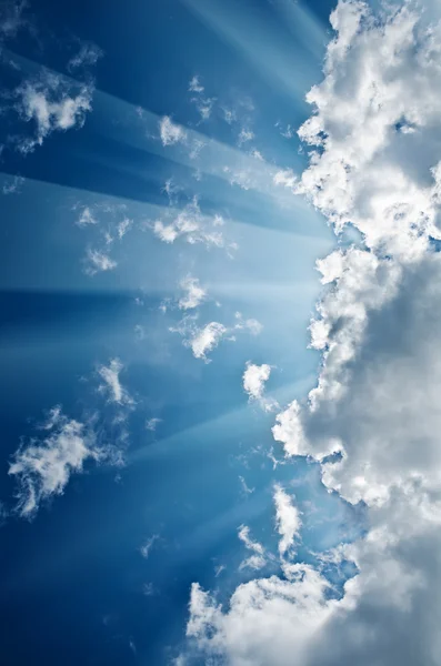 Небо с солнечными лучами — стоковое фото