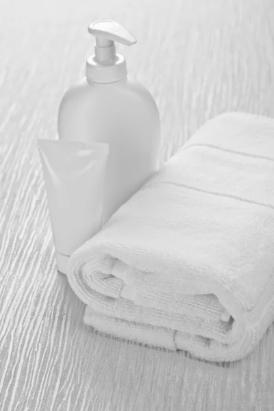Rohrflasche und Handtuch — Stockfoto