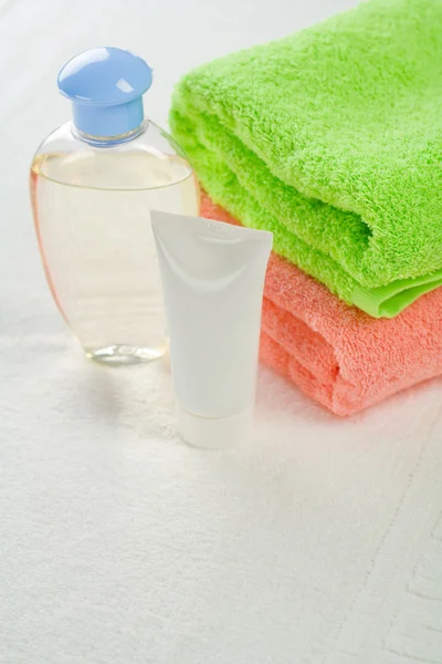 Set per il bagno su asciugamano bianco — Foto Stock
