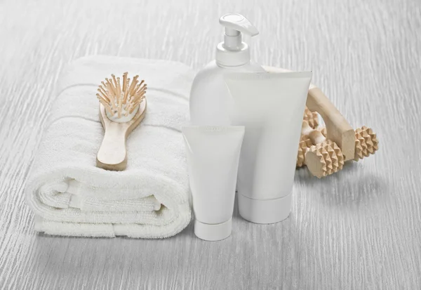 Weißes Set mit Haarbürste und Massagegerät — Stockfoto