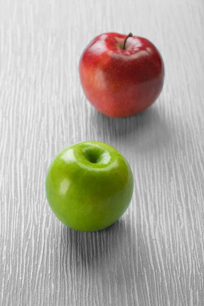 Deux pommes sur fond abstrait — Photo