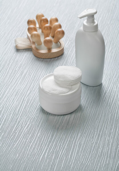 белые предметы и массажер
