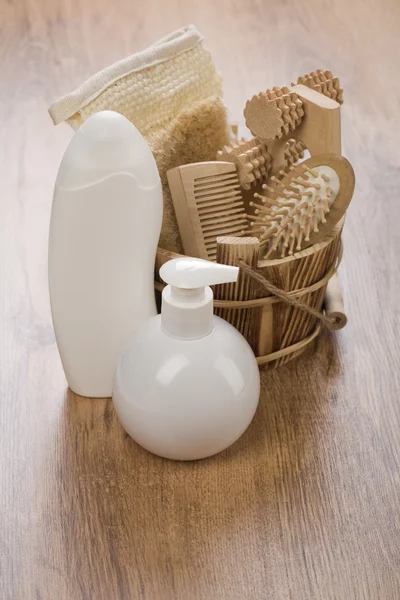 Holzeimer mit weißen Flaschen — Stockfoto