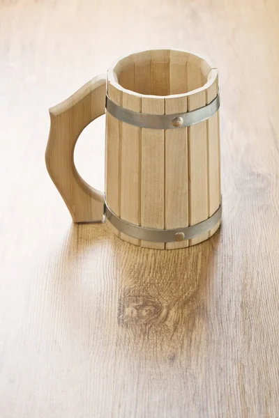 木製の背景に木製マグカップ — ストック写真