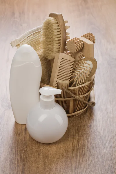 Botellas blancas y cubo de madera — Foto de Stock