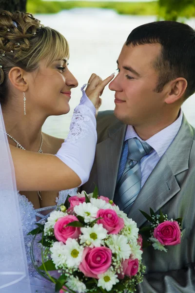 Nevěsta vypadá po ženichovi — Stock fotografie
