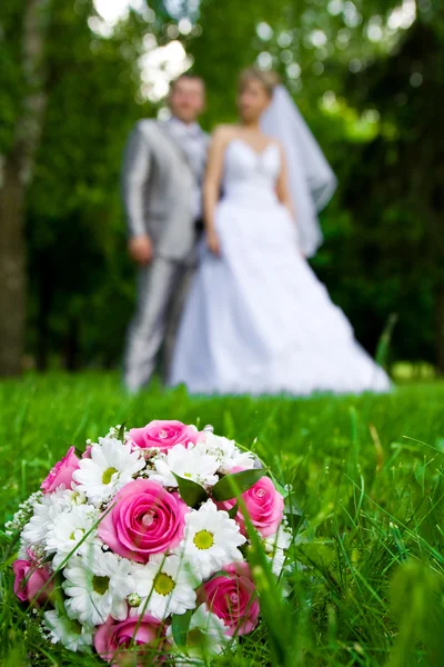 Brautstrauß auf einem Gras — Stockfoto