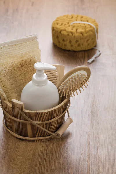 木製のバケツと風呂洗浄スポンジ — ストック写真