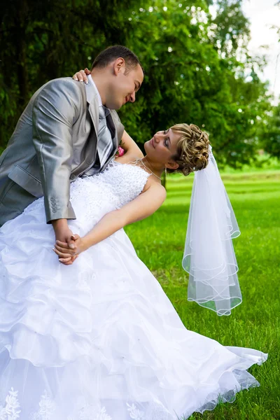 Giovane coppia sposata posa — Foto Stock