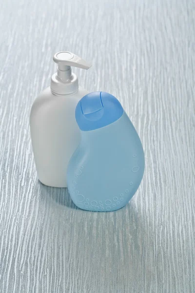 Biały i niebieski butelki — Zdjęcie stockowe