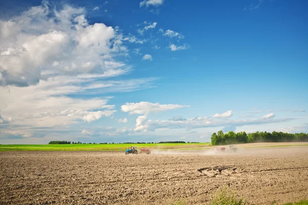 Deux tracteurs sur emty field — Photo