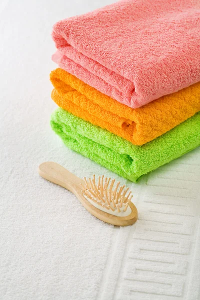 Três toalhas de algodão com escova de cabelo — Fotografia de Stock