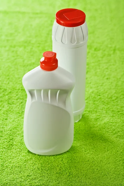 Due bottiglie su sfondo verde — Foto Stock