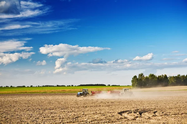 Två traktor på fältet — Stockfoto