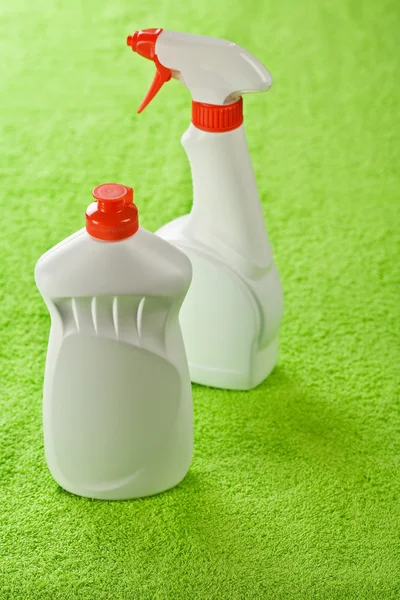 Dos botellas blancas sobre toalla verde —  Fotos de Stock