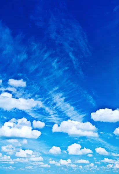Lucht met cumuluswolken — Stockfoto