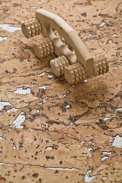 Trä Massageapparaten på cork trä — Stockfoto