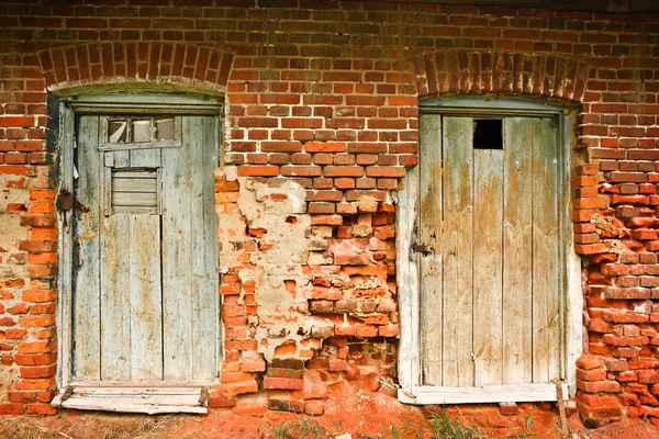 Dos puertas viejas y pared de ladrillo —  Fotos de Stock