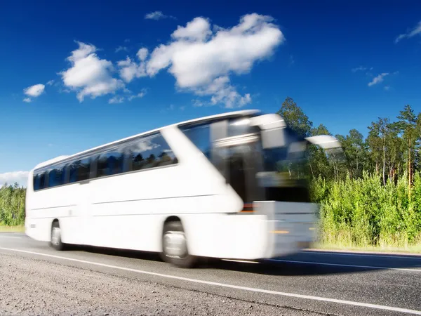 Fehér busz gyorshajtás autópálya, elmosódott mozgás Jogdíjmentes Stock Fotók