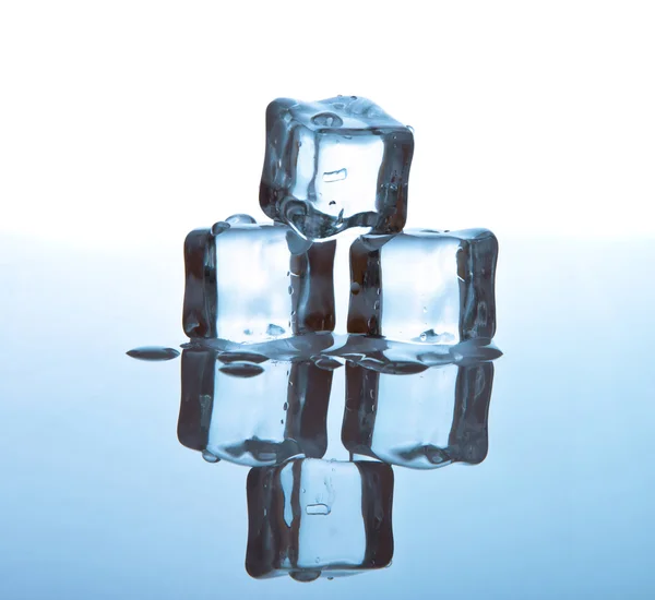 Ледяной куб на стеклянном столе — стоковое фото