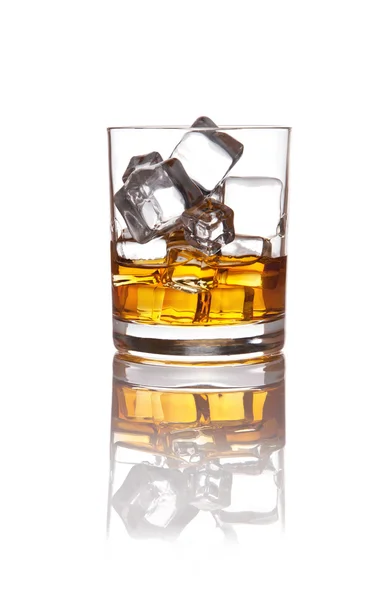 Склянка шотландського віскі і лід на білому — стокове фото