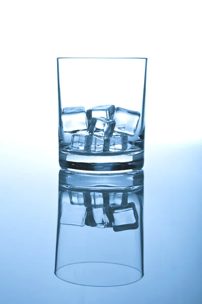 Glas met ijsblokjes. — Stockfoto