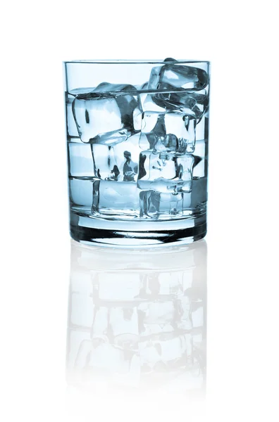 Glas med isbitar. isolerad på vit — Stockfoto