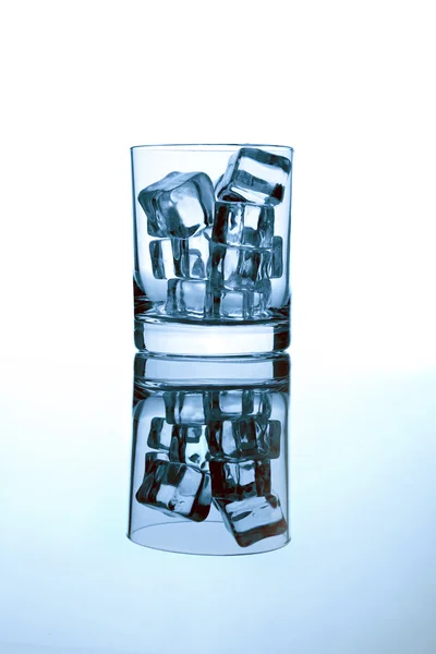 Glas mit Eiswürfeln. — Stockfoto