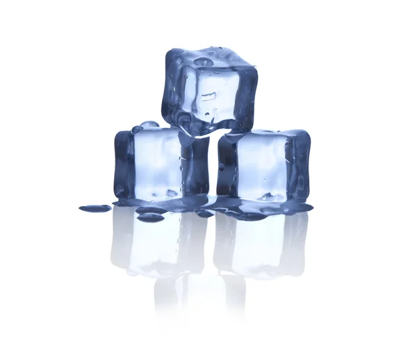 Cubitos de hielo sobre mesa de vidrio . — Foto de Stock