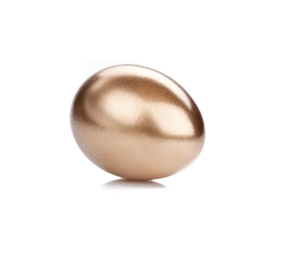 Goldenes Ei isoliert auf weißem Hintergrund — Stockfoto
