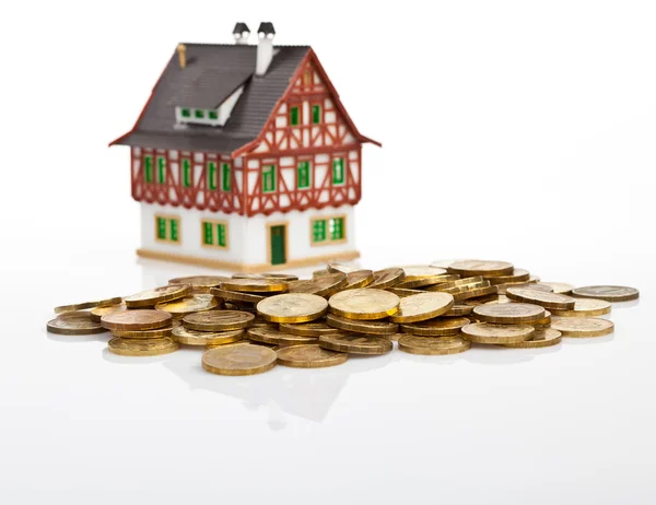 Miniaturhaus mit den Münzen — Stockfoto