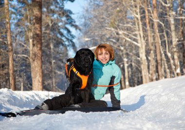 genç kadın ile köpek kış ahşap