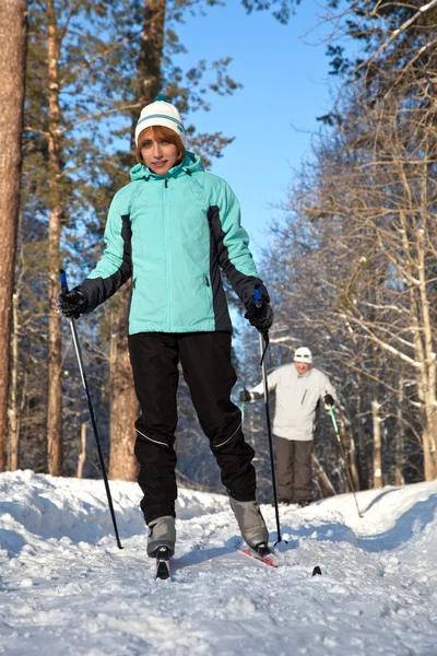 Man Woman Skiingi Winter Forest — Stock Photo, Image