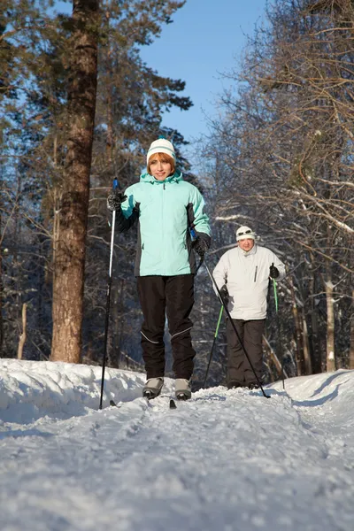 Man Och Kvinna Skiingi Vintern Skog — Stockfoto