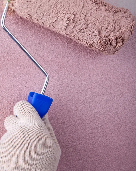 動きで壁を塗るペイント ローラーを使用して家の画家 — ストック写真