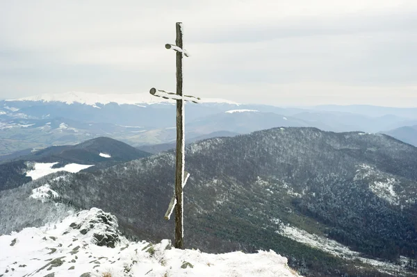 Croce in cima alla montagna — Foto Stock