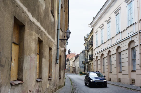 Modern arabanın içinde döşeli dar sokak — Stok fotoğraf