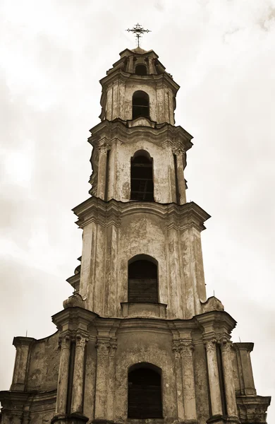 被遗弃的教堂、 钟楼在维尔纽斯旧城中心 — 图库照片