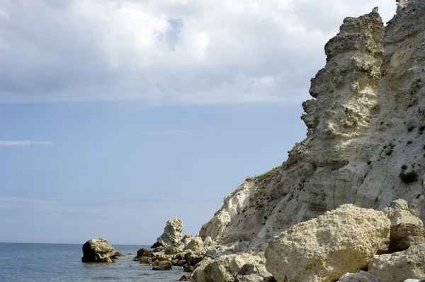 Rotsachtige kustlijn van westerse Krim, jangul cape — Stockfoto