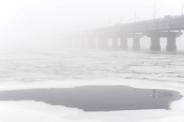 Bridge in the fog in winter — Stock Photo, Image