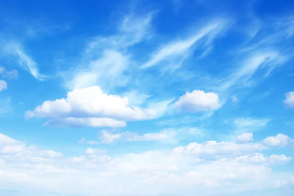 ท้องฟ้าสีฟ้า — ภาพถ่ายสต็อก