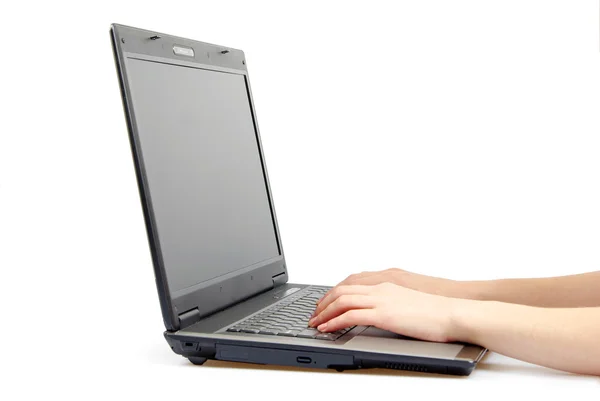Ręce na laptopie — Zdjęcie stockowe