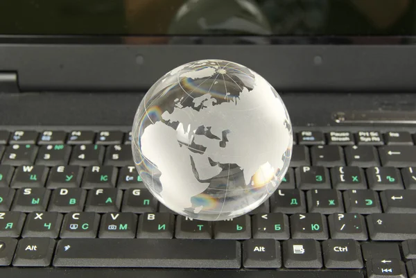 Globe op laptop — Stockfoto