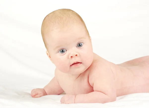 Baby på vit — Stockfoto