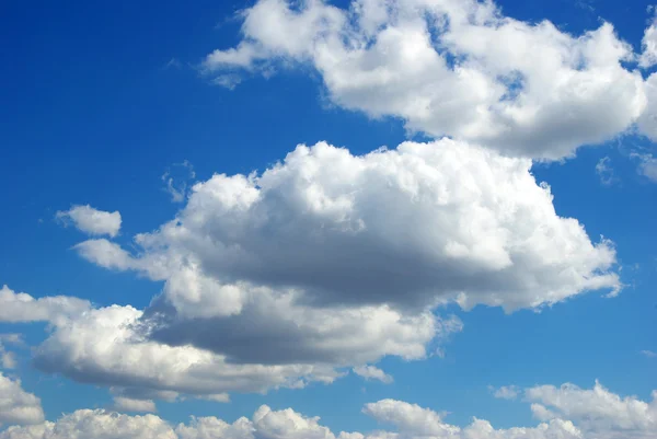 Küçük Bulutlu Mavi Gökyüzü Arkaplanı — Stok fotoğraf