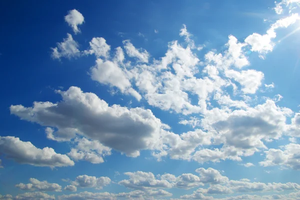 Μπλε Ουρανό Φόντο Ένα Μικροσκοπικό Σύννεφα — Φωτογραφία Αρχείου