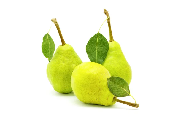 成熟新鲜的绿色梨子 叶上白色孤立 — 图库照片